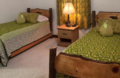 Topton House | Family-Friendly Cabin Rental for Six on Nantahala Mountain with White Water Rafting in North Carolina