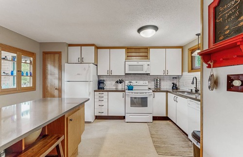 Intervale House | Family-friendly cabin w/private deck & washer/dryer, free WiFi, & full kitchen