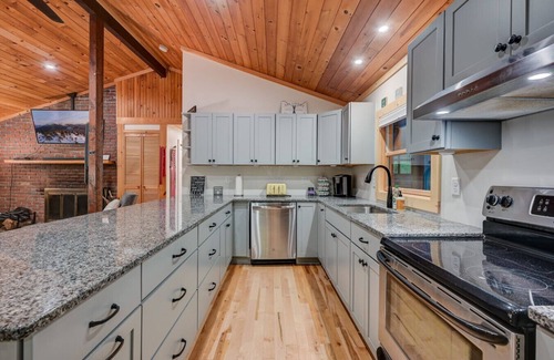 Jackson House | Family-Friendly Chalet: Hot Tub, Games, Fire Pit
