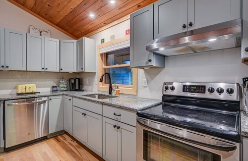 Jackson House | Family-Friendly Chalet: Hot Tub, Games, Fire Pit