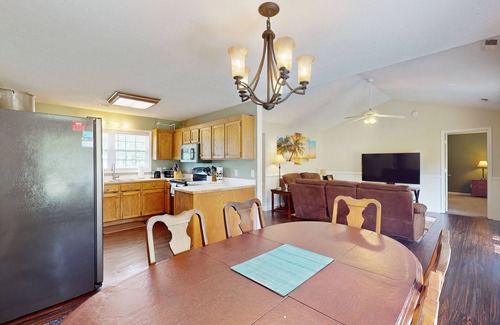 Conway House | Family-friendly charmer with bunk room, patio and firepit