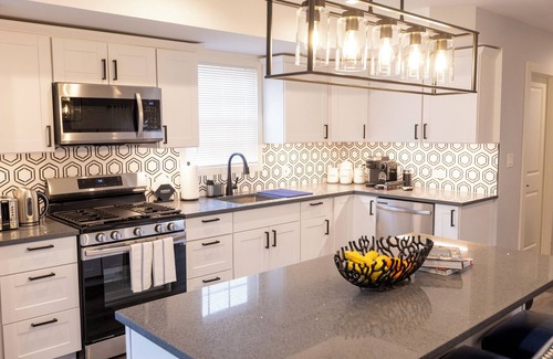 East Shore Cottage | Family Friendly Cottage for 8 with Arcade Games!