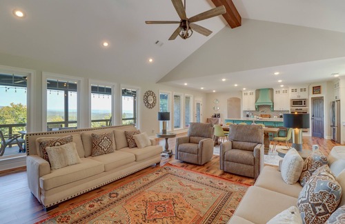 Edgemont House | Family-Friendly Edgemont Home w/ Deck & Lake Views