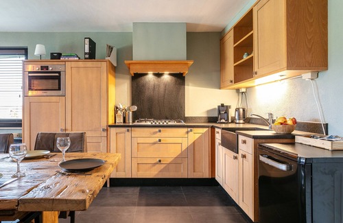 Hulsel House | Family-friendly farmhouse with stables