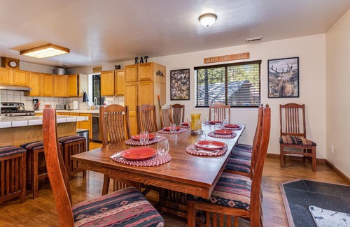 Glencoe Cabin | Family-Friendly Forest Cabin-Sleeps 20-3 Levels of Fun w/Arcade & Pool Table