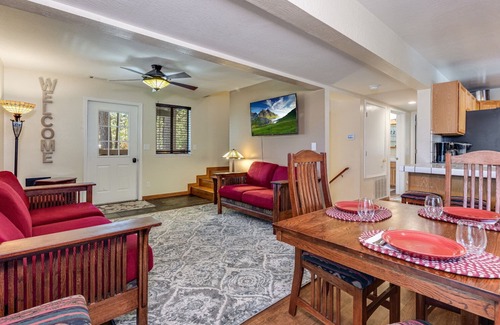 Glencoe Cabin | Family-Friendly Forest Cabin-Sleeps 20-3 Levels of Fun w/Arcade & Pool Table