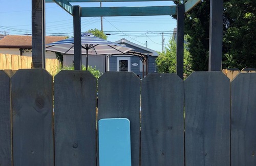 North End House | Family Friendly Fully Fenced XL Yard w/Pergola& BarPicnicArea & Outside Shower!