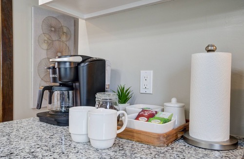 Johnson City House | ✨️Family Friendly Getaway✨️Small or Large Groups Welcome - Eclectic Design Gem!