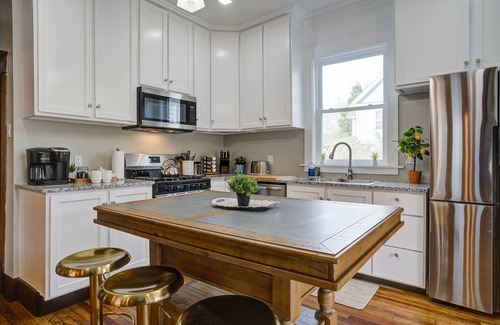 Johnson City House | ✨️Family Friendly Getaway✨️Small or Large Groups Welcome - Eclectic Design Gem!
