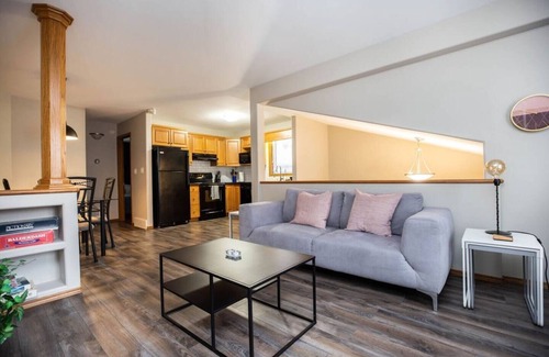 Winnipeg House | Family-Friendly Haven in Trendy South Osborne: 5-Star Comfort and Convenience!
