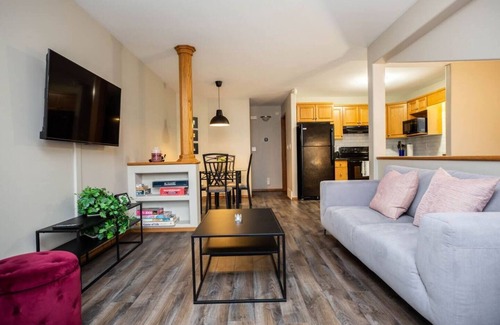 Winnipeg House | Family-Friendly Haven in Trendy South Osborne: 5-Star Comfort and Convenience!