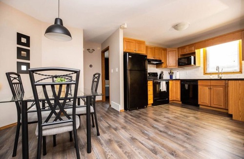 Winnipeg House | Family-Friendly Haven in Trendy South Osborne: 5-Star Comfort and Convenience!