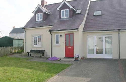 Little Haven House | Family friendly house 200m from the sea.