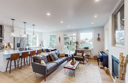 Tolovana Park House | Family-friendly home w/spacious deck, gas fireplace, & ocean view