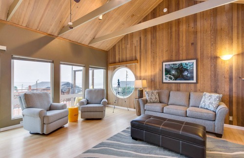 Roads End House | Family-Friendly House Near Beach with Private Hot Tub & Ocean Views - Dogs OK