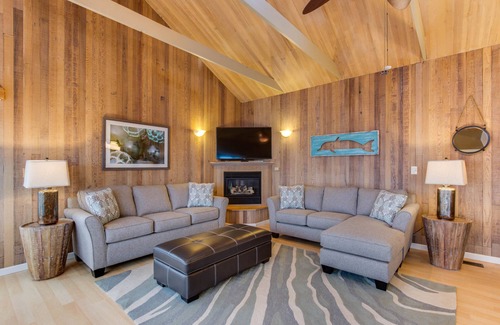 Roads End House | Family-Friendly House Near Beach with Private Hot Tub & Ocean Views - Dogs OK