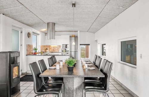 Sondervig House | Family-friendly holiday home with indoor pool and outdoor spa 100 meters from the North Sea.