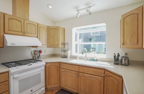 North End House | Family friendly home by UPS w/EV charger & AC