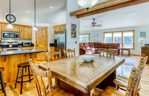 La Pine House | Family-Friendly Home & Guest House - Home Office, WiFi, Central AC & W/D