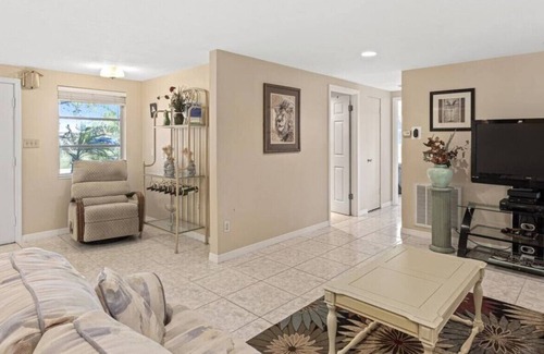 Warm Mineral Springs House | Family Friendly Home near Mineral Springs