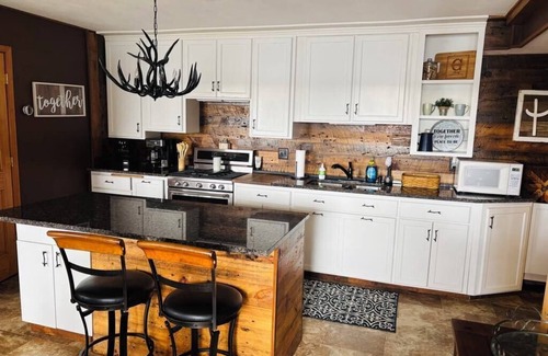 Deerbrook Cabin | Family friendly lakeside retreat on Greater Bass Lake