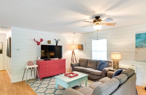 La Cygne House | Family-Friendly Lake Getaway w/ Dock Near KC!