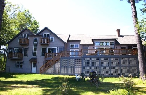 New London House | Family Friendly Lake Front Home