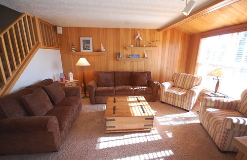 Shorepine Village House | Family Friendly Luxury Townhome near the Beach with Deck, BBQ and Beach Toys