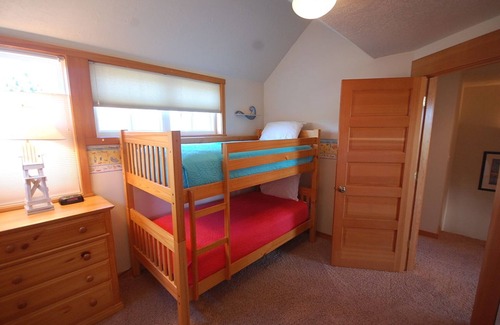 Shorepine Village House | Family Friendly Luxury Townhome near the Beach with Deck, BBQ and Beach Toys