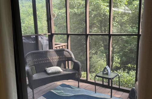 Fleetwood House | Family Friendly Mountain View Bungalow w/Hot Tub in beautiful Ashe County