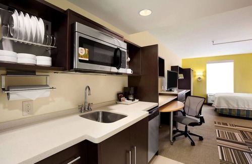 Greensboro Hotel | Family-friendly Oasis Near Piedmont Triad Airport. Pets Allowed, Indoor Pool!