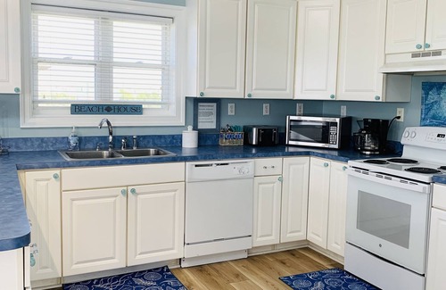 Waves House | Family-Friendly Oceanside Retreat Hot Tub Deck Sleeps 10