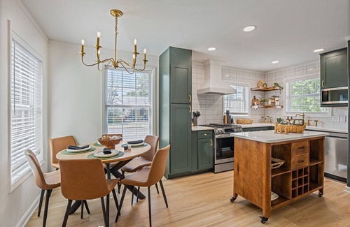 Georgetown House | Family-Friendly Old Town Stone Cottage, Walk to Square, Univ + Free EV Charger