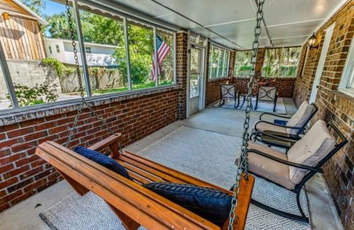 Savannah House | Family Friendly & Ping Pong- Relax & Play Retreat