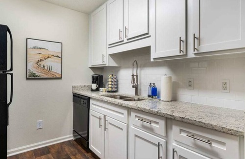 Meadowbrook Apartment | Family Friendly Quiet Community | Fast WiFi | Lake