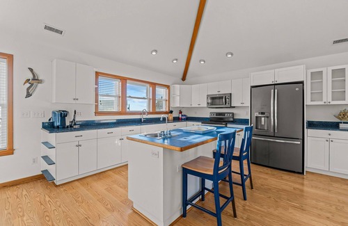 Brigands' Bay House | family-friendly retreat offers amazing views, Full kitchen, and WIFI