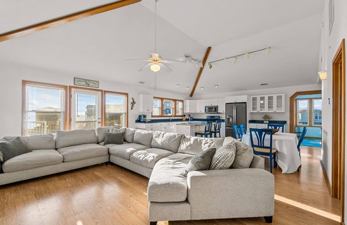 Brigands' Bay House | family-friendly retreat offers amazing views, Full kitchen, and WIFI