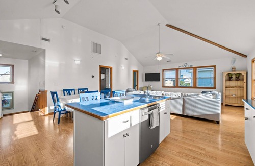 Brigands' Bay House | family-friendly retreat offers amazing views, Full kitchen, and WIFI