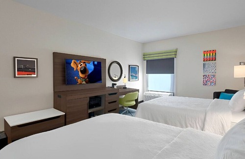 Houston House | Family-Friendly Room! Breakfast & Parking Include