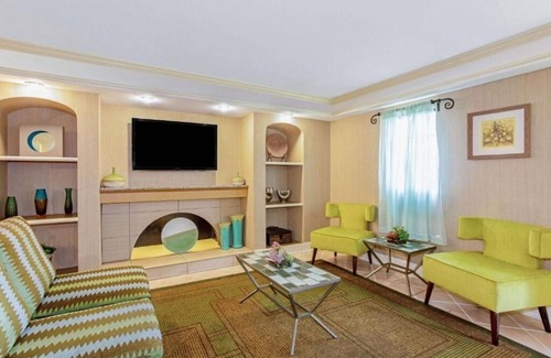 Orlando Hotel | Family-Friendly Room Perfect for Theme Park Adventures – Convenient Location