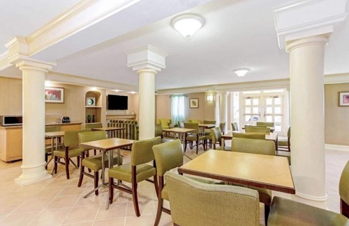 Orlando Hotel | Family-Friendly Room Perfect for Theme Park Adventures – Convenient Location
