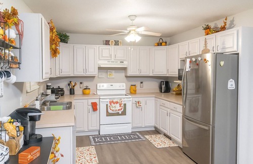 Seymour Cabin | Family-Friendly SmokyMountain Cabin W/hot tub/gameroom/Firepit/bunk beds near PF