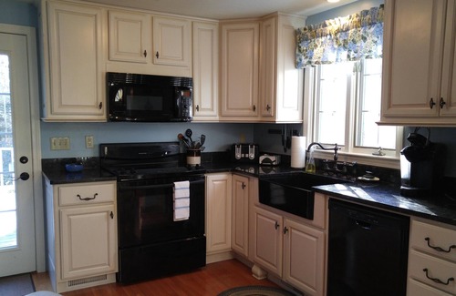 Hyannis Cottage | Family Friendly Traditional Salt Box w/Central Air - Beach Pass Included