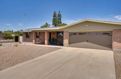 Casas Adobes House | Family-Friendly Tucson Retreat with Pool and Yard!