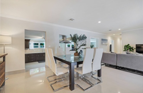 Harbor Beach Villa | Family-Friendly Beach House, Steps to Beach