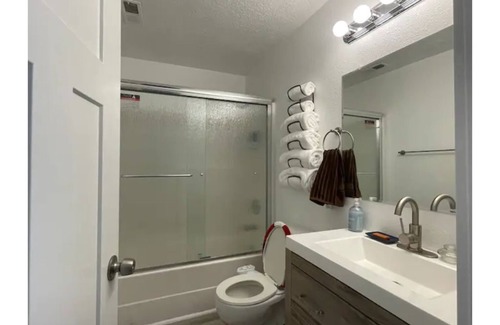 Kearns House | Family-friendly, 2K+2Q Beds, Free WiFi & Parking