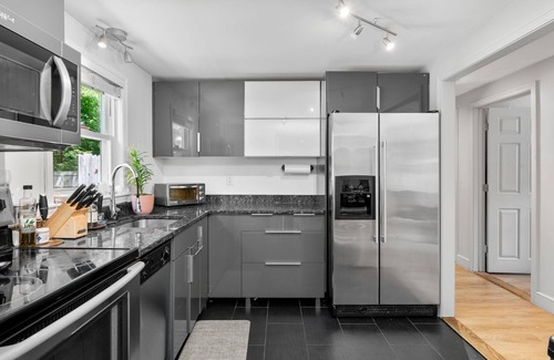 South Yarmouth House | Family-Friendly Cape Cod Home Walk to Baseball Field, Dog Friendly, Linens Included