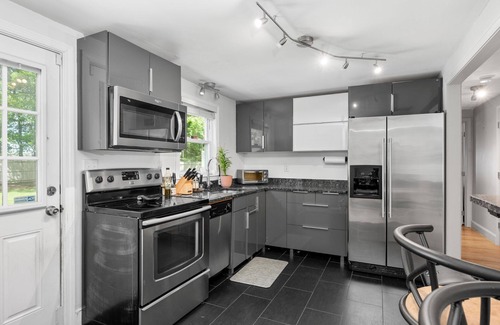 South Yarmouth House | Family-Friendly Cape Cod Home Walk to Baseball Field, Dog Friendly, Linens Included