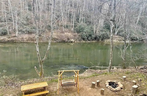 West Jefferson Cabin | Family Friendly Riverfront Cabin 5 Mins to Downtown West Jefferson!