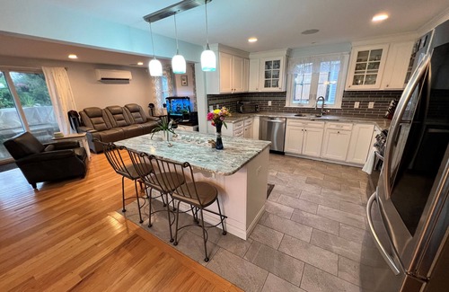 Sandwich House | Family friendly w/Ocean Views, minutes walk to beaches, restaurants & marina